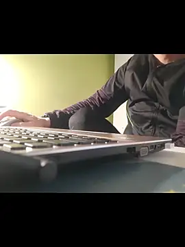 Snapshot of feathersify chatting on 12-18-25, 11:38 feathersify online show from 12-18-25, 11:38