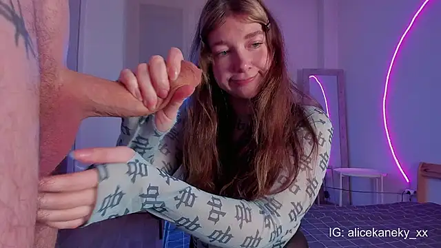 Snapshot of alicekaneky chatting on 02-08-26, 12:14 alicekaneky online show from 02-08-26, 12:14