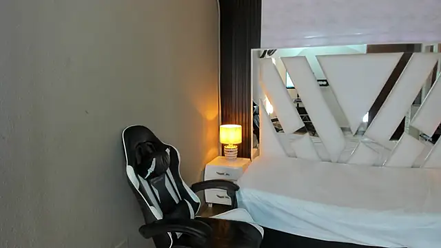 Linda4Petite online show from 04-20-26, 06:09