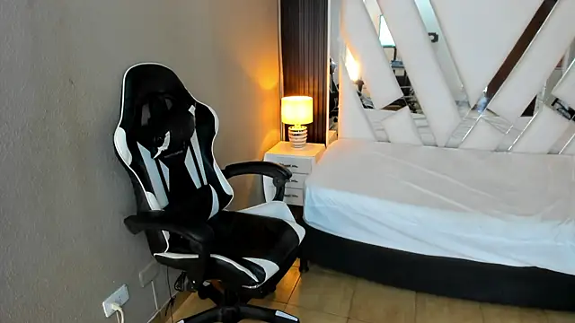 Linda4Petite online show from 04-29-26, 06:47