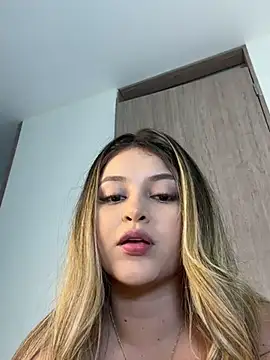 lunablossom  online show from 02-18-25, 10:14