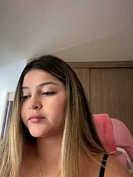 lunablossom  online show from 12-03-25, 09:24