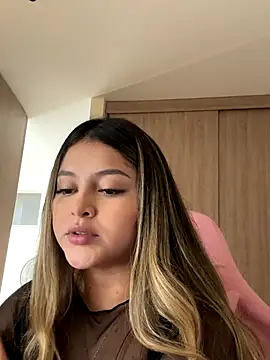 lunablossom  online show from 12-14-25, 09:41