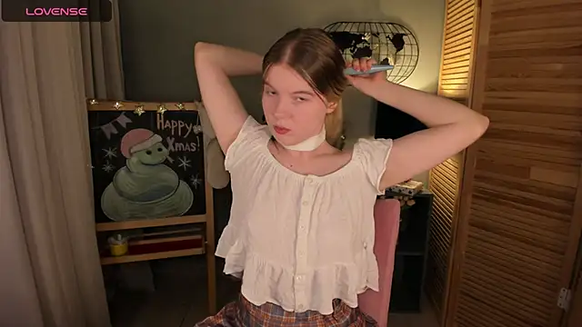 Snapshot of ohmyJuliet chatting on 12-06-24, 02:13 ohmyJuliet online show from 12-06-24, 02:13