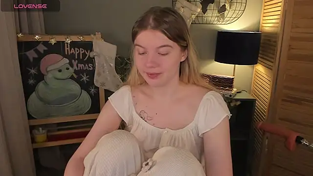 Snapshot of ohmyJuliet chatting on 12-13-24, 02:21 ohmyJuliet online show from 12-13-24, 02:21