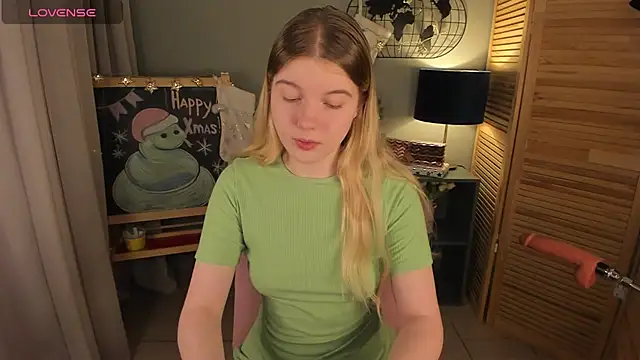 Snapshot of ohmyJuliet chatting on 12-14-24, 02:23 ohmyJuliet online show from 12-14-24, 02:23