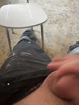 Snapshot of RenaudS-02 chatting on 02-12-25, 12:44 RenaudS-02 online show from 02-12-25, 12:44