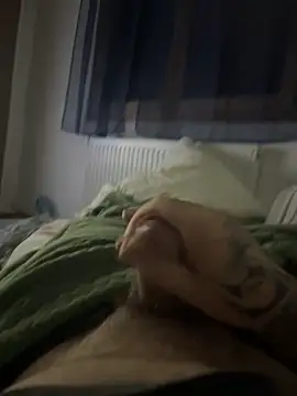 Snapshot of RenaudS-02 chatting on 12-21-25, 12:51 RenaudS-02 online show from 12-21-25, 12:51