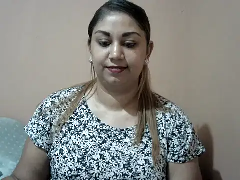 Snapshot of bellachow10 chatting on 12-16-25, 10:20 bellachow10 online show from 12-16-25, 10:20