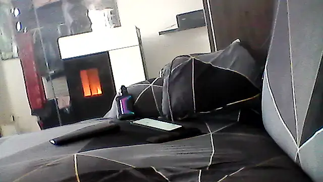 Snapshot of mickzizi chatting on 03-25-26, 10:10 mickzizi online show from 03-25-26, 10:10