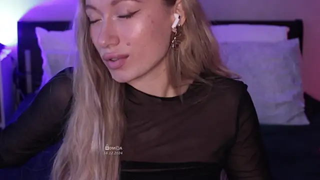 Blondie Bunny online show from 12-16-24, 04:02