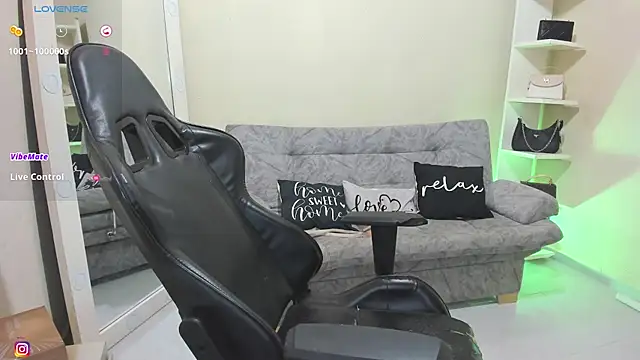 Snapshot of candy_alicee chatting on 05-15-26, 10:33 candy alicee online show from 05-15-26, 10:33