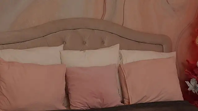 Snapshot of OliviaSirena chatting on 12-14-24, 11:23 OliviaSirena online show from 12-14-24, 11:23