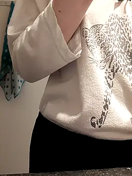 Snapshot of Moi_Lina chatting on 12-21-25, 12:45 Moi Lina online show from 12-21-25, 12:45