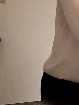 Snapshot of Moi_Lina chatting on 12-22-25, 02:14 Moi Lina online show from 12-22-25, 02:14