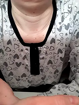 Snapshot of Moi_Lina chatting on 04-12-26, 02:00 Moi Lina online show from 04-12-26, 02:00