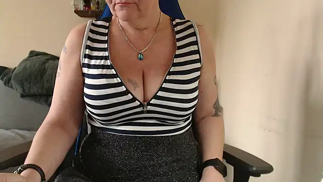 Snapshot of Diablica41 chatting on 11-25-25, 09:42 Diablica41 online show from 11-25-25, 09:42