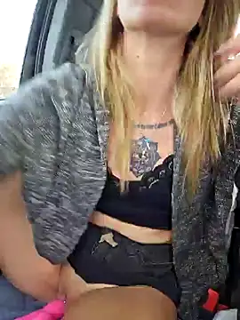 Snapshot of SheIsSomething chatting on 12-11-24, 11:00 SheIsSomething online show from 12-11-24, 11:00