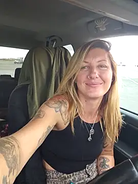 Snapshot of SheIsSomething chatting on 11-14-25, 11:46 SheIsSomething online show from 11-14-25, 11:46