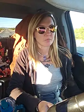 Snapshot of SheIsSomething chatting on 02-21-26, 12:22 SheIsSomething online show from 02-21-26, 12:22