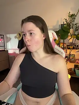 Snapshot of sweetest_pie chatting on 02-14-26, 05:32 sweetest pie online show from 02-14-26, 05:32