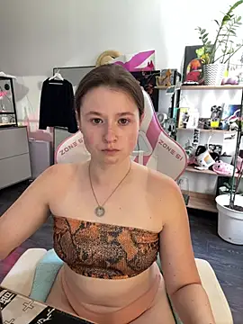 Snapshot of sweetest_pie chatting on 07-17-26, 10:33 sweetest pie online show from 07-17-26, 10:33