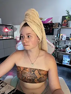 Snapshot of sweetest_pie chatting on 07-19-26, 04:11 sweetest pie online show from 07-19-26, 04:11