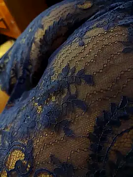 Snapshot of LovlyAnnie chatting on 12-17-25, 05:35 LovlyAnnie online show from 12-17-25, 05:35