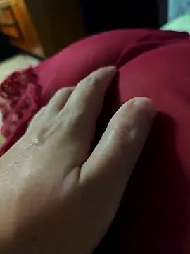 Snapshot of LovlyAnnie chatting on 12-22-25, 05:04 LovlyAnnie online show from 12-22-25, 05:04