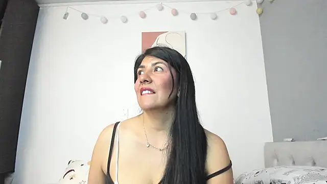 Snapshot of aisha_latina chatting on 01-15-25, 04:54 aisha latina online show from 01-15-25, 04:54