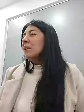 Snapshot of aisha_latina chatting on 02-14-25, 01:40 aisha latina online show from 02-14-25, 01:40