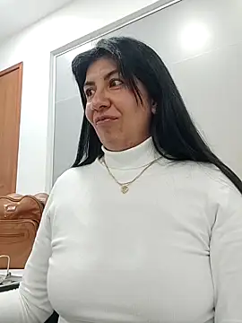 Snapshot of aisha_latina chatting on 09-25-25, 02:21 aisha latina online show from 09-25-25, 02:21