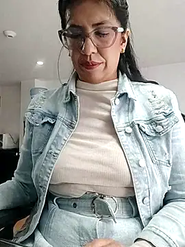 Snapshot of aisha_latina chatting on 10-17-25, 03:36 aisha latina online show from 10-17-25, 03:36