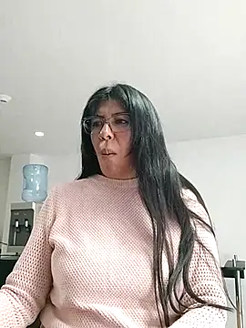 Snapshot of aisha_latina chatting on 10-28-25, 03:36 aisha latina online show from 10-28-25, 03:36