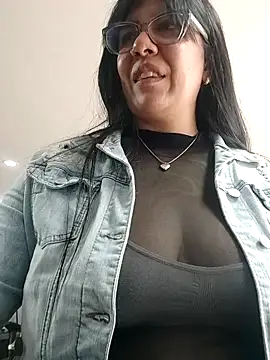 aisha latina online show from 04-30-26, 02:56