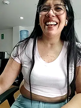 aisha latina online show from 06-25-26, 02:43