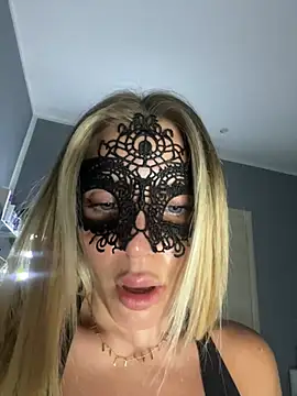 Snapshot of Alba_bianca chatting on 12-15-24, 05:10 Alba bianca online show from 12-15-24, 05:10