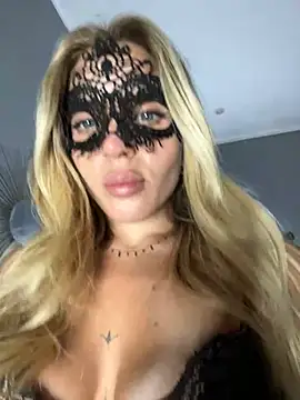 Snapshot of Alba_bianca chatting on 12-22-24, 02:39 Alba bianca online show from 12-22-24, 02:39