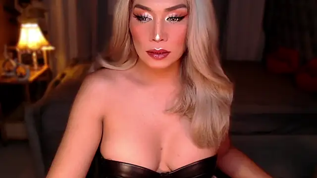Snapshot of QUEEN_GIAMOORE69 chatting on 05-23-26, 11:31 QUEEN GIAMOORE69 online show from 05-23-26, 11:31
