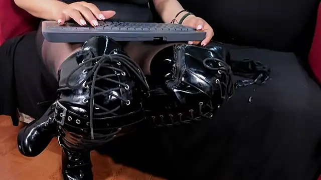 MissVioleta1 online show from 04-23-26, 12:15