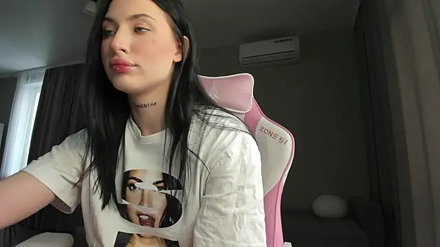 JenniferQueen11 online show from 03-04-25, 10:02