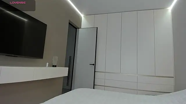 JenniferQueen11 online show from 04-19-26, 09:19