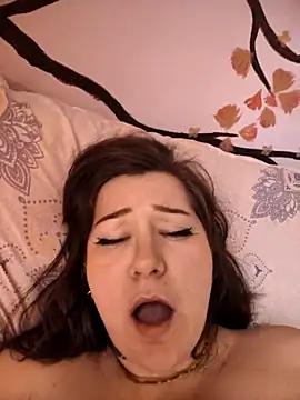 Snapshot of HunnyyLove chatting on 09-16-25, 06:09 HunnyyLove online show from 09-16-25, 06:09