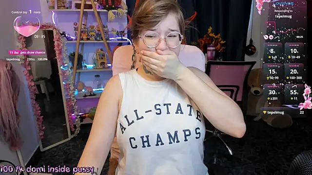 Snapshot of HunnyyLove chatting on 10-26-25, 01:39 HunnyyLove online show from 10-26-25, 01:39