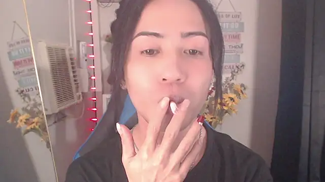 Snapshot of Lemonadexxx chatting on 12-17-25, 05:02 Lemonadexxx online show from 12-17-25, 05:02