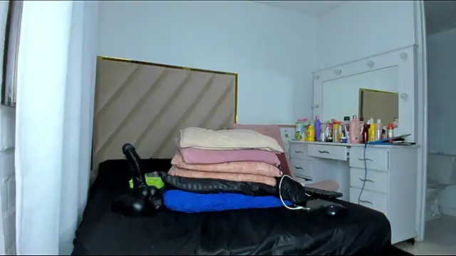 Niki Kerr online show from 09-20-25, 02:34