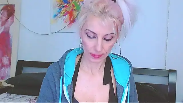 Snapshot of HoneyLara chatting on 02-08-25, 05:40 HoneyLara online show from 02-08-25, 05:40