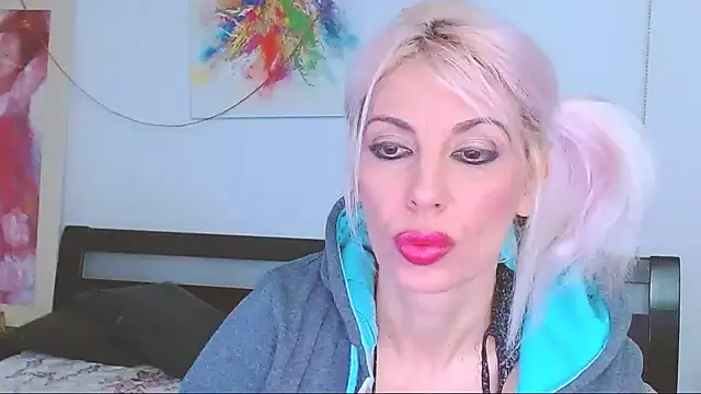 Snapshot of HoneyLara chatting on 02-16-25, 10:32 HoneyLara online show from 02-16-25, 10:32
