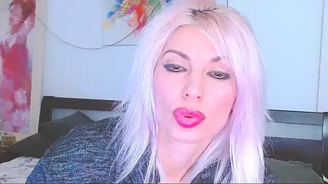 Snapshot of HoneyLara chatting on 02-17-25, 08:04 HoneyLara online show from 02-17-25, 08:04