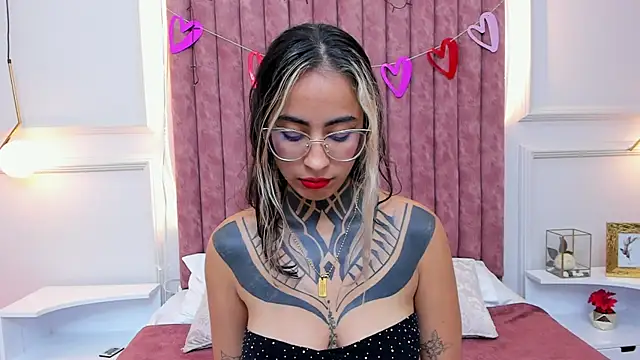 Snapshot of NicoleBlum chatting on 02-12-25, 11:51 NicoleBlum online show from 02-12-25, 11:51